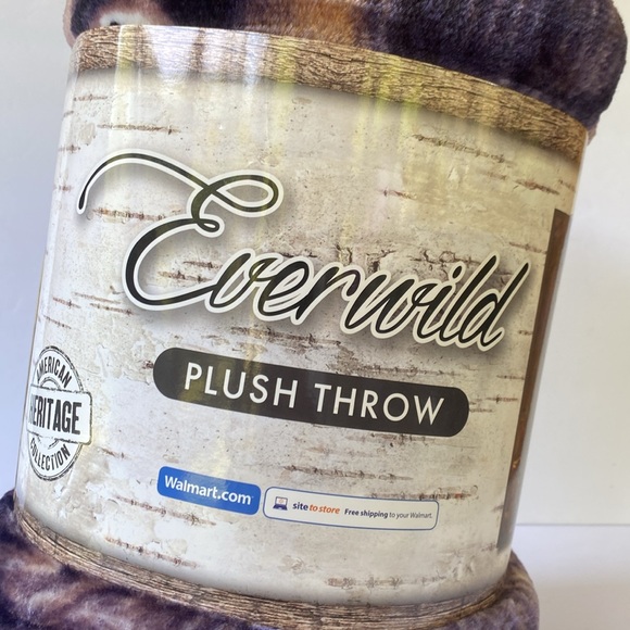 NWT Everwild plush 50”x60” wolf plush throw - Picture 2 of 5